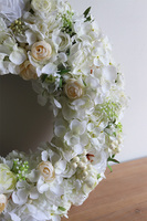 Bielina White, wianek z białych kwiatów