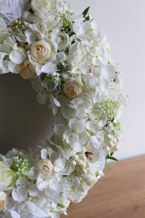 Bielina White, wianek z białych kwiatów