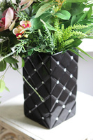 Lucille Gerano Granada Black, kompozycja ze storczykiem w wazonie