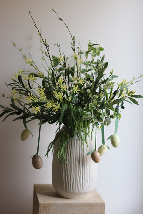 Wiosna u Progu, kwiaty w wazonie