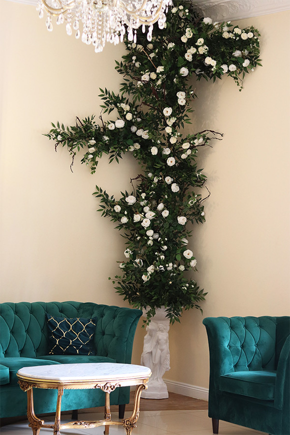 Biały Dworek, girlanda kwiatowa kompozycja