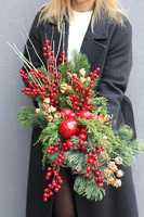 Winter Gold, świąteczna kompozycja z czerwonymi bombkami