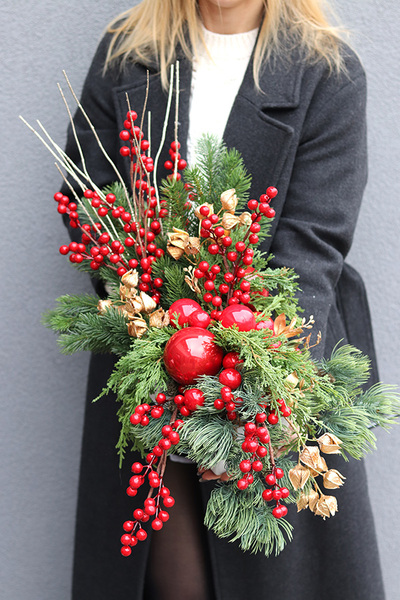 Winter Gold, świąteczna kompozycja z czerwonymi bombkami