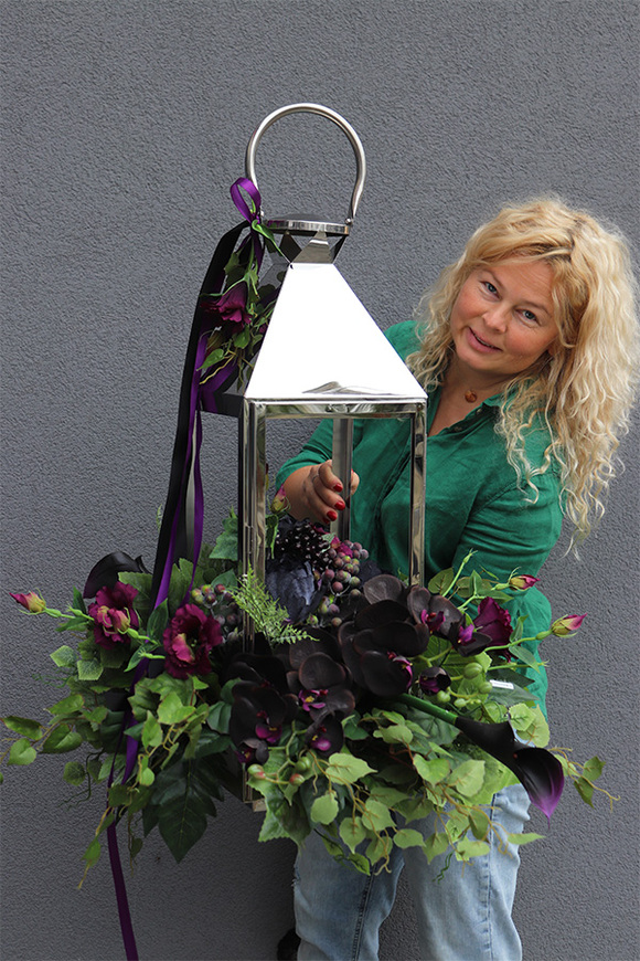 Angelo Garden Violet 2, kompozycja kwiatowa ze srebrnym lampionem, wys.70cm  