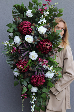 Ruberia Maxi, bordowa wiązanka nagrobna na desce, dł.100cm