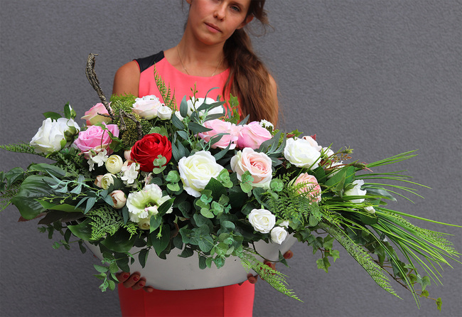 Kellla Laos, kompozycja nagrobna w srebrnej łódce