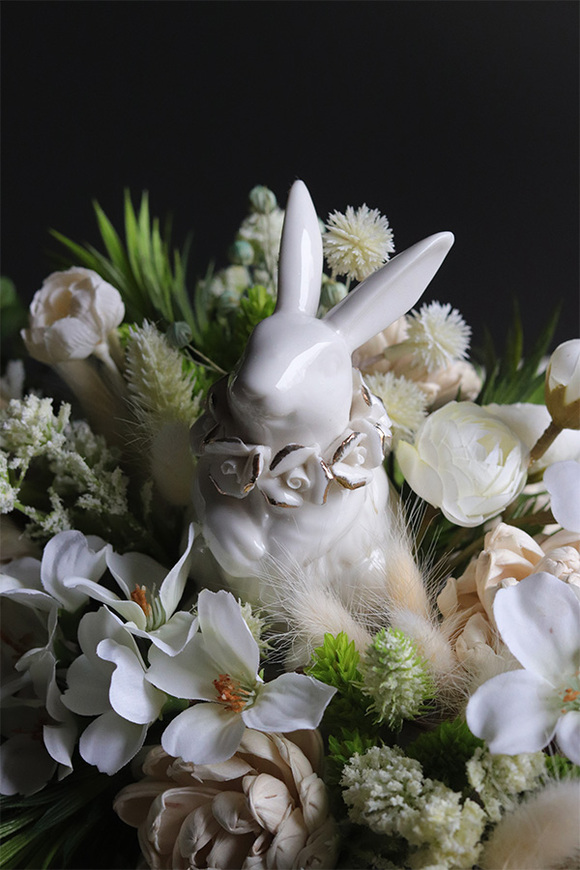 Biały Królik Resta, stroik wielkanocny na ceramicznej tacce