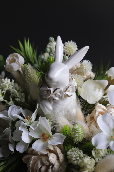 Biały Królik Resta, stroik wielkanocny na ceramicznej tacce