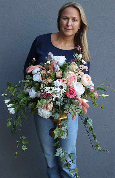 Baronessa Pałacowa, bogata kompozycja kwiatowa w złotym, patynowanym pucharze