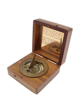 kompas z zegarem słonecznym w drewnianej obudowie o wym.8.5x8.5x4cm