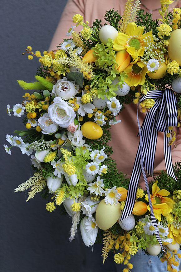 Żółta Wielkanoc Eggs, wianek na drzwi z kwiatami