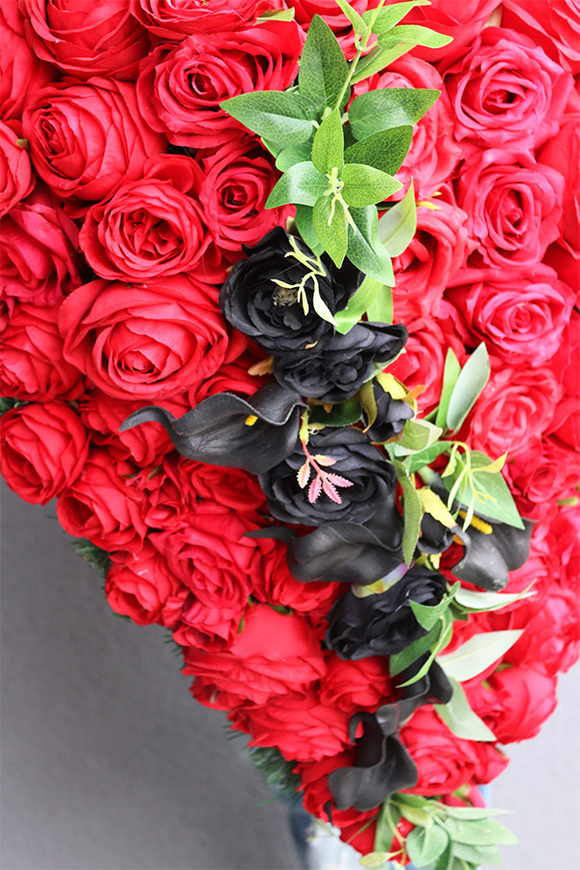 Reddinia, bardzo bogata wiązanka nagrobna z róż