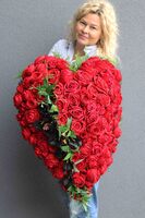 Reddinia, bardzo bogata wiązanka nagrobna z róż