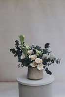 Toscana, kompozycja kwiatowa w naczyniu