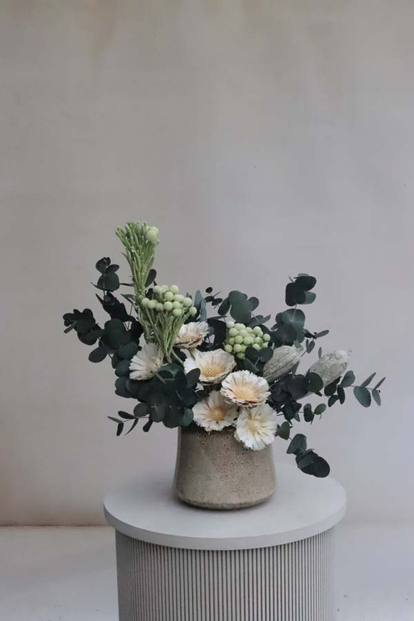 Toscana, kompozycja kwiatowa w naczyniu