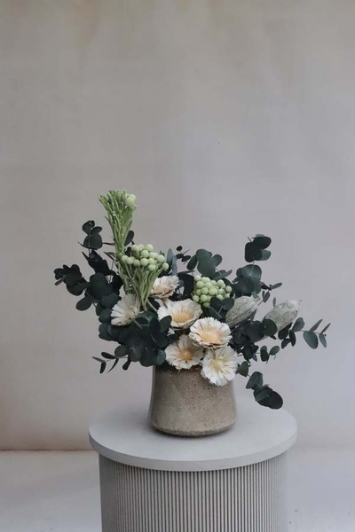 Toscana, kompozycja kwiatowa w naczyniu