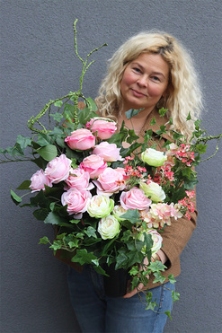 Pink Rose Melinta, bukiet nagrobny z róż we wkładzie, dł.75cm