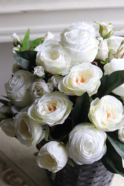 Biały Różany, kosz z kwiatami