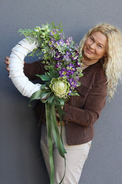 Charente Protea, asymetryczny wianek dekoracyjny, rozp.50cm
