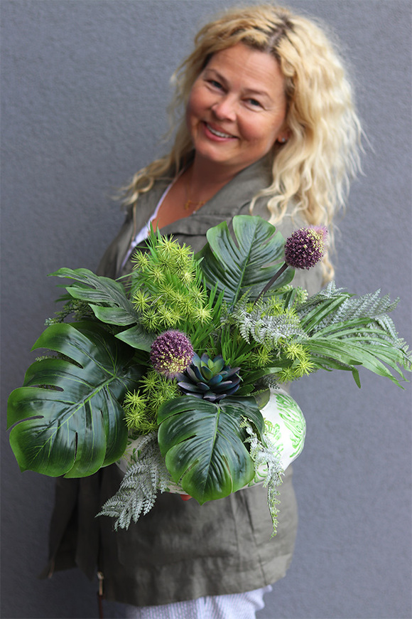 Medrea, dekoracja z monsterą i sukulentami