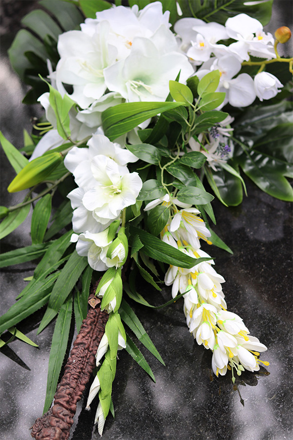 Kerta, bukiet nagrobny z białych kwiatów