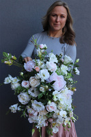 Carynea Gold, bogata kompozycja kwiatowa w pucharze