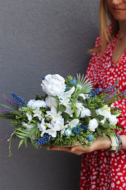 Anioł w Szafirkach, dekoracja nagrobna na plastrze drewna, wys.23x40cm 