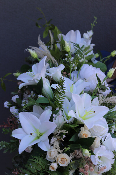 Andria White Day, kompozycja kwiatowa na długi stół