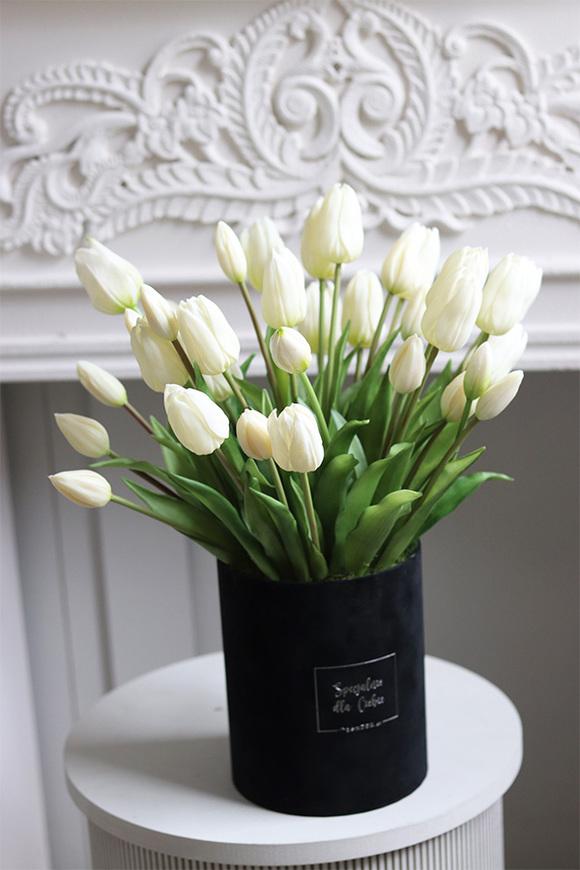 White Tulips 2, flowerbox z gumowymi tulipanami