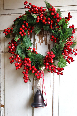 Koralowy, zimowy wianek z owocami i dzwonkiem, rozp.44cm