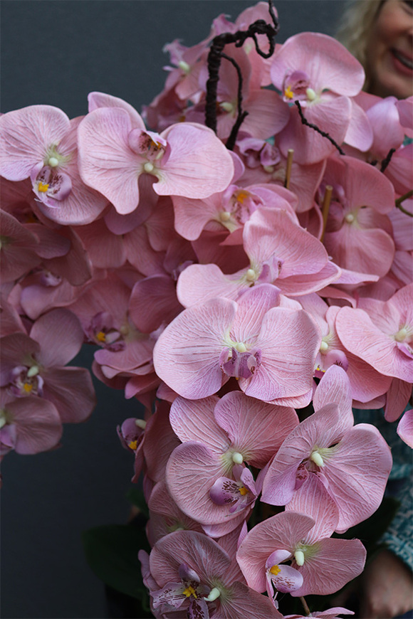 Fiberglass Black Pudrovy, sztuczny storczyk w wysokiej czarnej donicy, wys.130cm 