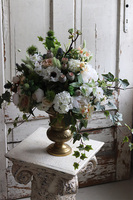 Baronessa Duo, bogata kompozycja kwiatowa w złotym pucharze Klienta, wys.63cm / bukiet 