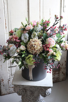 flowerbox z barwnymi kwiatami, Wiosenne Inspiracje, wys.57cm
