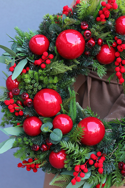 Zakochani w Świętach, czerwony świąteczny wianek
