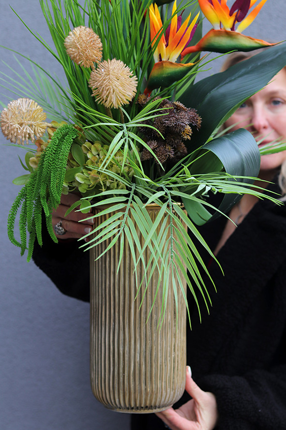 Strelicja Antique, kompozycja ze strelicją w złotym wazonie