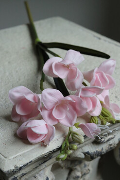 Frezje, gumowe sztuczne kwiaty, gałązka różowa, dł.55cm 