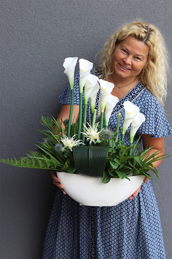 Białe Kalle Laos 2, bogata kompozycja donicy łódce, wys.54x70cm 