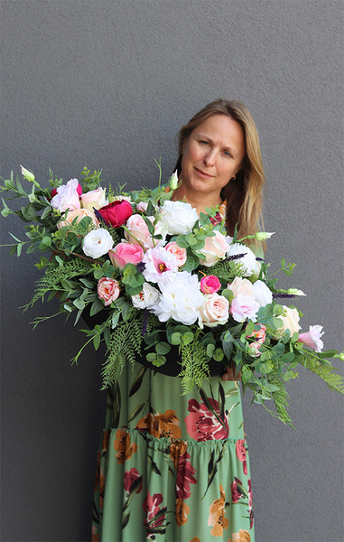 Odettino 3, bogata dekoracja nagrobna w naczyniu, wym.37x58cm 