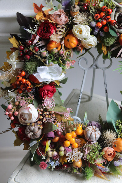 Isabella Gardenia, jesienny wianek z dyniami i jarzębiną