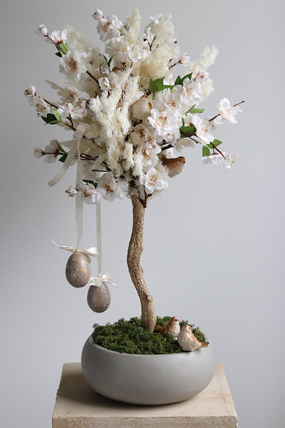 Sad Jabłoni, sztuczne drzewko w betonowej donicy