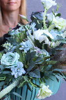 Leokadia, dekoracja nagrobna w drewnianej skrzyneczce, wym.50x65x47cm N