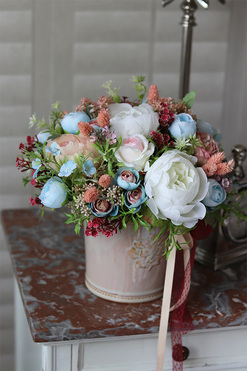 Romantyczna Daniela, kompozycja w kremowym naczyniu, wys.27cm