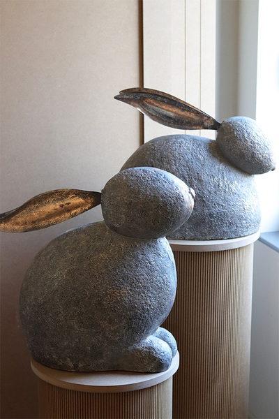 Modern, duży zajączek wielkanocny figurka metalowa