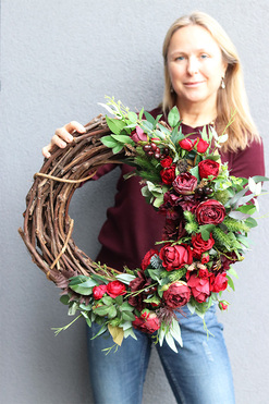 Bordonna, asymetryczny wianek z czerwonym kwiatami, rozp.56cm