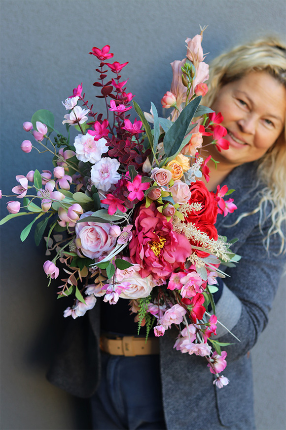 Laguel Duna, dekoracja kwiatowa w naczyniu na stojaku