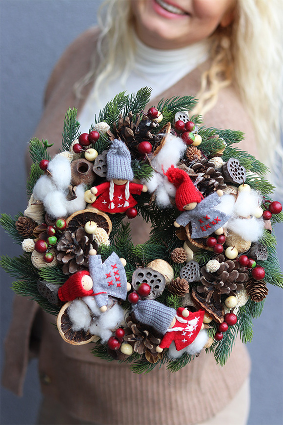 Skrzaciki Max, świąteczny wianek z laleczkami