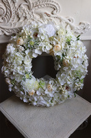 Bielina White, wianek z białych kwiatów