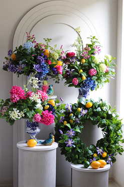 Mamma Mia! 2, kompozycja kwiatowa w pucharze, wym.62x70cm 