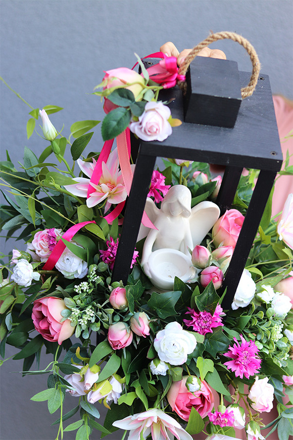 Angelo Garden Dark pink Wood, kompozycja nagrobna z lampionem