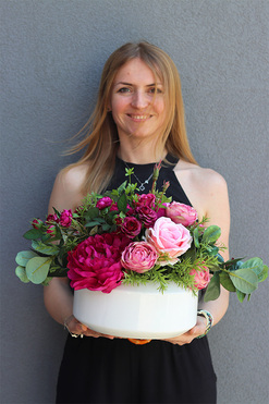 Caryca Delicja Gaina, kompozycja kwiatowa w naczyniu, wym.34x50x35cm